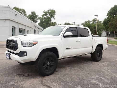 Used 2019 Toyota Tacoma TRD Sport w/ Technology Package AWD/4WD image 4
