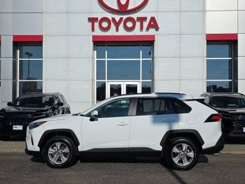 Used 2025 Toyota RAV4 XLE AWD/4WD image 2