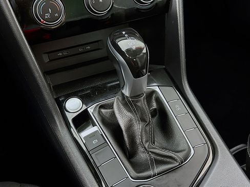 Used 2023 Volkswagen Taos SE w/ Panoramic Sunroof Package image 19