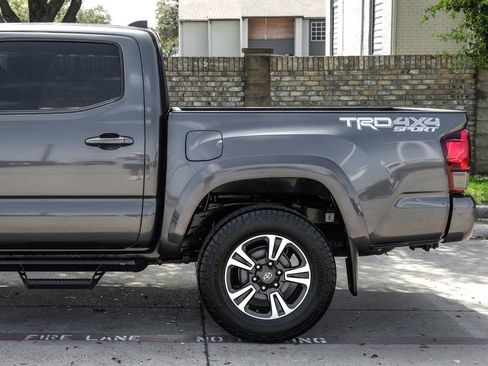 Used 2019 Toyota Tacoma TRD Sport w/ Technology Package image 22