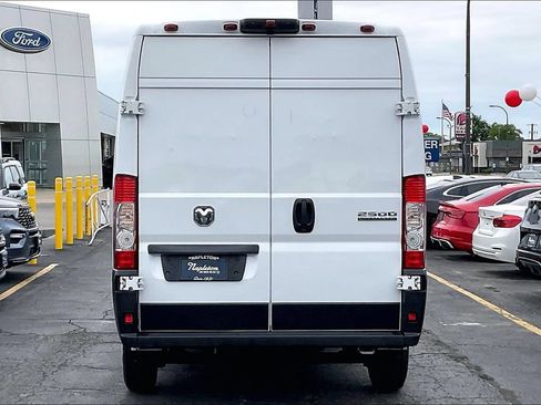 Used 2025 RAM ProMaster 2500 w/ Convenience Group FWD image 3
