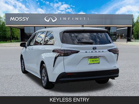 Used 2023 Toyota Sienna LE image 7