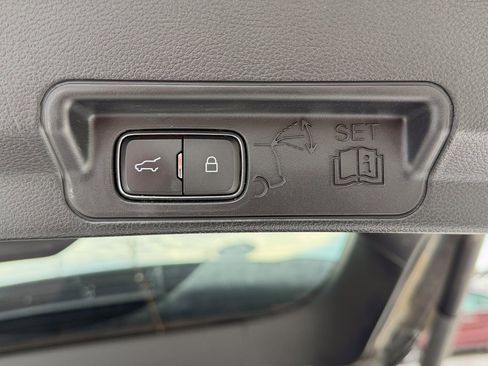 Used 2020 Ford Explorer Platinum w/ Premium Technology Package image 17