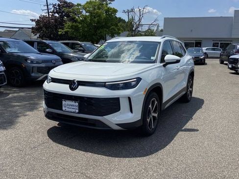 Used 2025 Volkswagen Tiguan SE AWD/4WD image 8