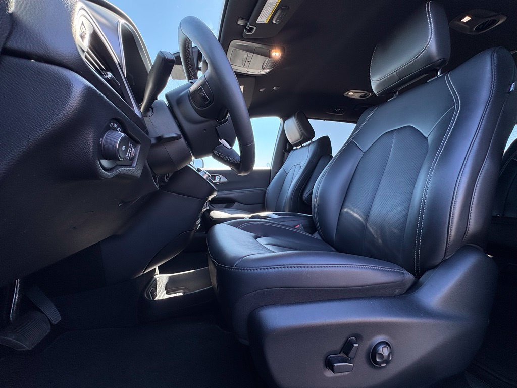 Used 2025 Chrysler Pacifica Select FWD image 18