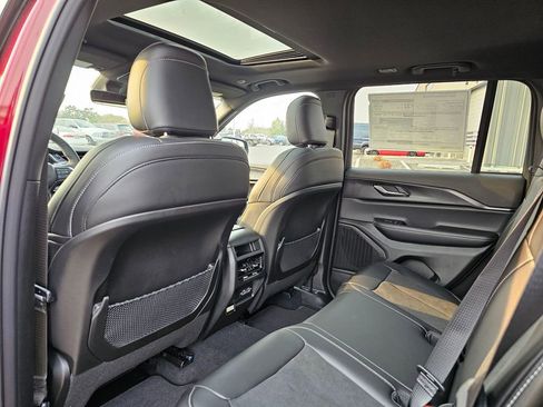 New 2025 Jeep Grand Cherokee Altitude image 12