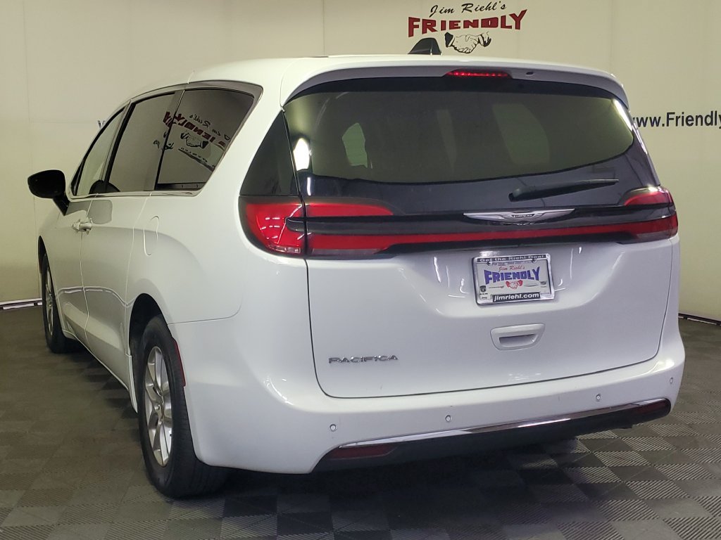 Used 2024 Chrysler Pacifica Touring-L FWD image 4