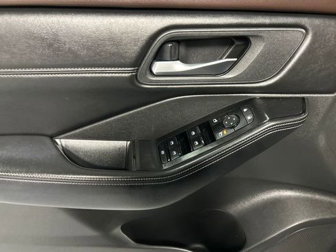 Used 2022 Nissan Rogue SV w/ SV Premium Package image 12