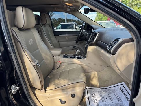 Used 2017 Jeep Grand Cherokee Overland w/ Jeep Active Safety Group AWD/4WD image 17