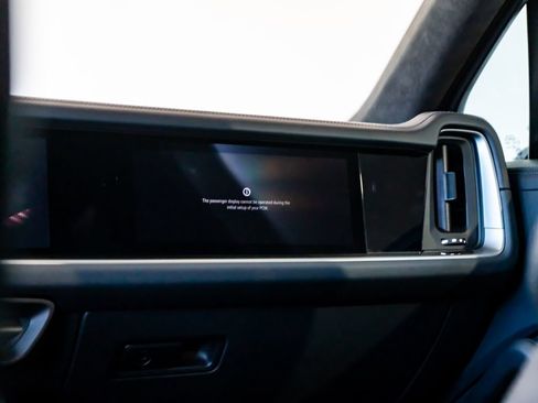 Certified 2025 Porsche Cayenne Turbo AWD/4WD image 21