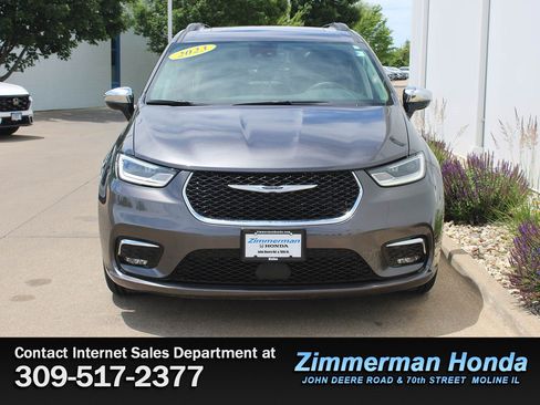 Used 2023 Chrysler Pacifica Limited FWD image 4