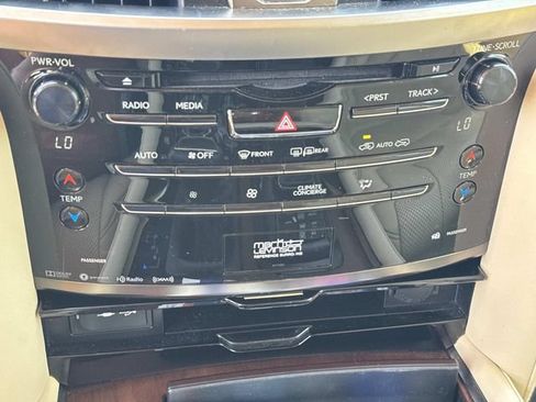 Used 2021 Lexus LX 570 4WD w/ Luxury Package image 46