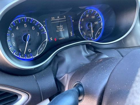 Used 2018 Chrysler Pacifica L image 6