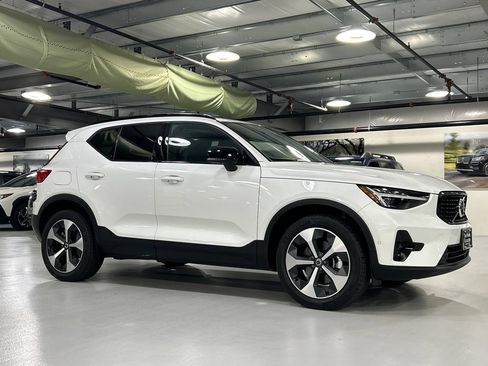Certified 2026 Volvo XC40 B5 Plus AWD/4WD image 1