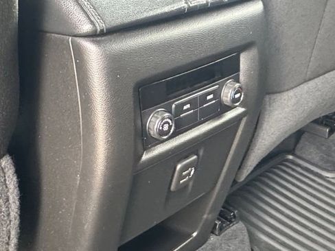 Used 2023 Chevrolet Traverse LT image 30