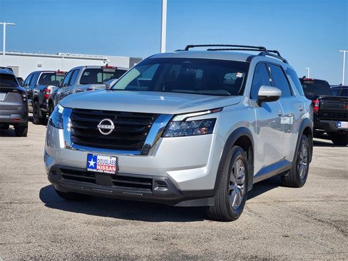 Used 2025 Nissan Pathfinder SV image 2