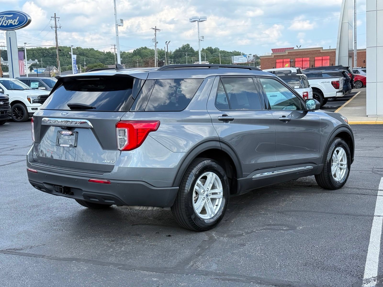 Used 2024 Ford Explorer XLT w/ Class IV Trailer Tow Package AWD/4WD image 4