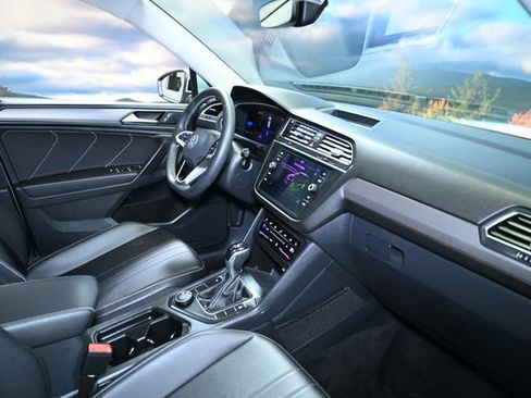 Used 2022 Volkswagen Tiguan SE image 45