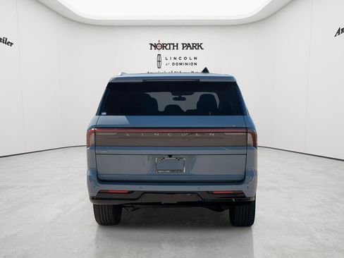 New 2026 Lincoln Navigator Reserve AWD/4WD image 4