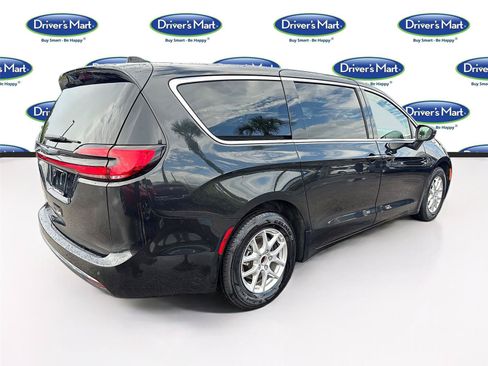 Used 2023 Chrysler Pacifica Touring-L FWD image 7