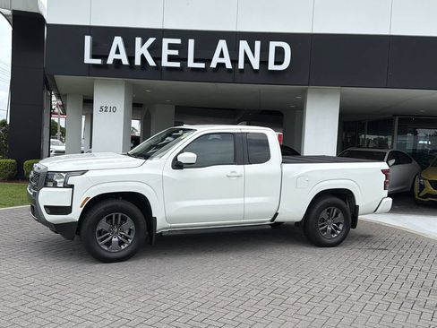 Used 2025 Nissan Frontier SV RWD image 2