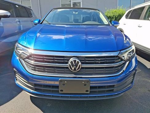 Used 2023 Volkswagen Jetta SE w/ Panoramic Sunroof Package FWD image 2