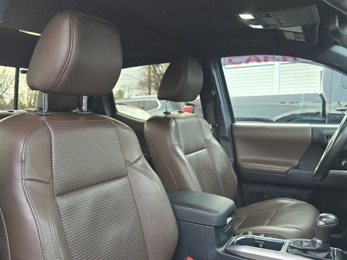 Used 2019 Toyota Tacoma Limited image 12