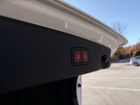 Used 2014 Mercedes-Benz E 350 4MATIC Sedan image 39