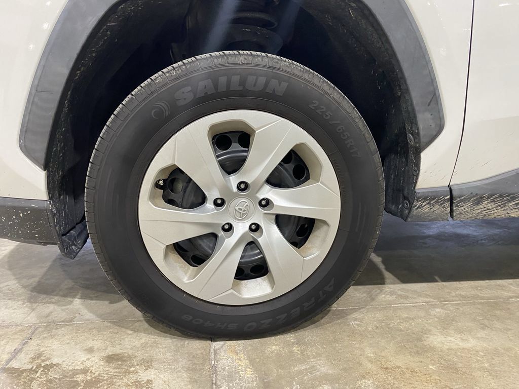 Used 2021 Toyota RAV4 LE AWD/4WD image 21