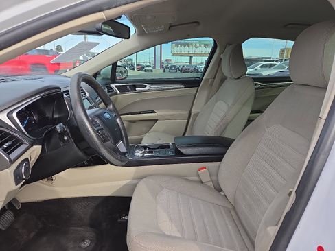 Used 2020 Ford Fusion SE image 12