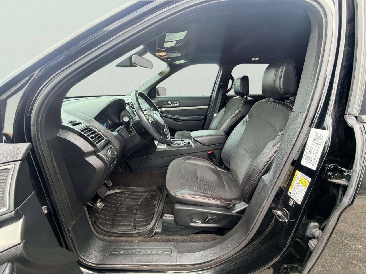Used 2018 Ford Explorer XLT w/ XLT Appearance Package AWD/4WD image 17