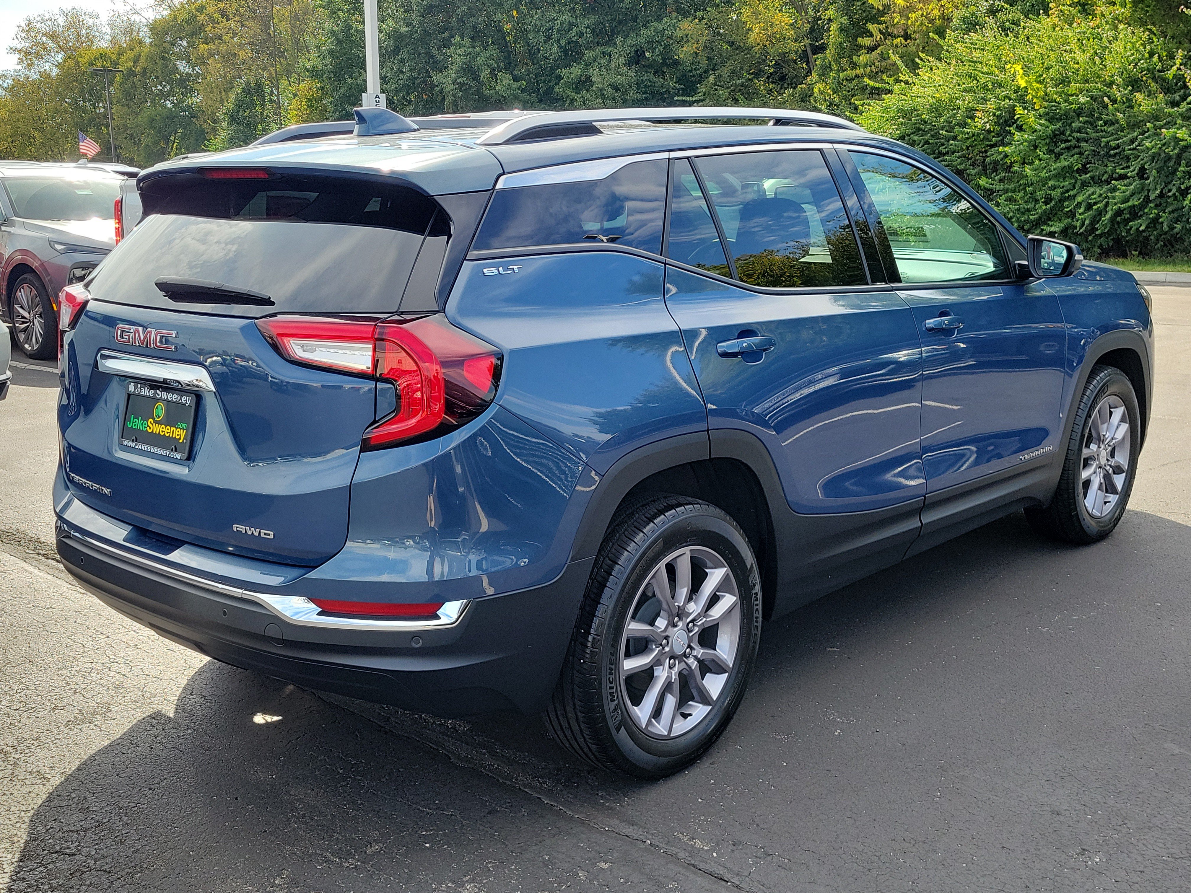 Used 2024 GMC Terrain SLT AWD/4WD image 4