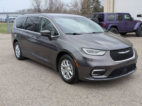 Certified 2023 Chrysler Pacifica Touring-L image 7