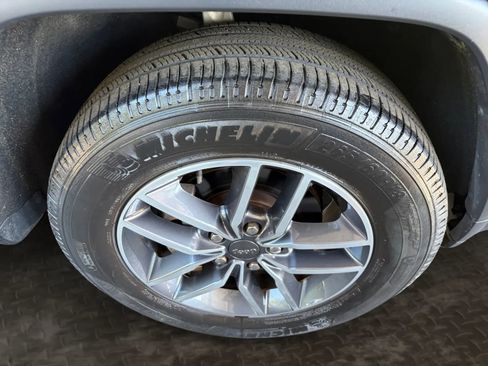 Used 2019 Jeep Grand Cherokee Limited AWD/4WD image 38