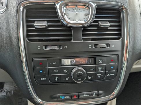 Used 2016 Chrysler Town & Country Touring w/ Driver Convenience Group image 28