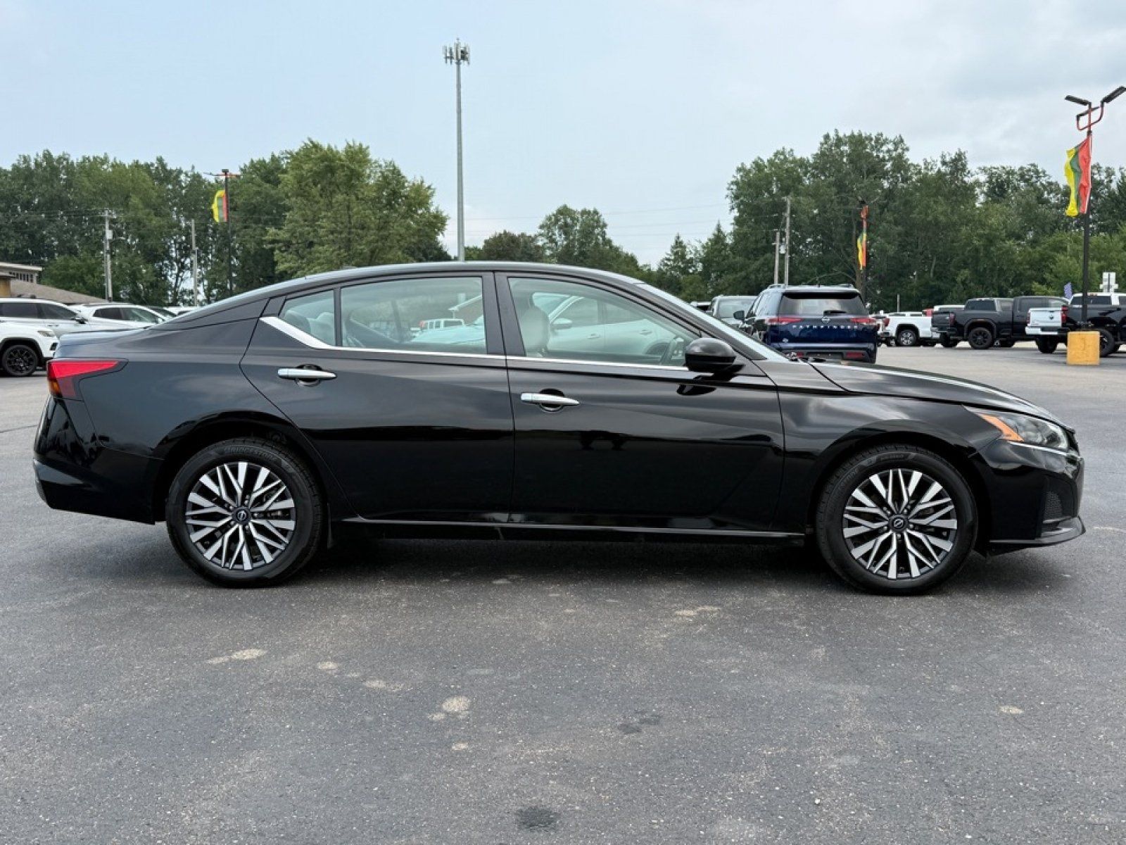 Used 2023 Nissan Altima 2.5 SV w/ SV Premium Package AWD/4WD image 9