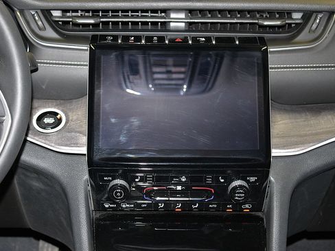 Certified 2023 Jeep Grand Cherokee L Limited AWD/4WD image 15