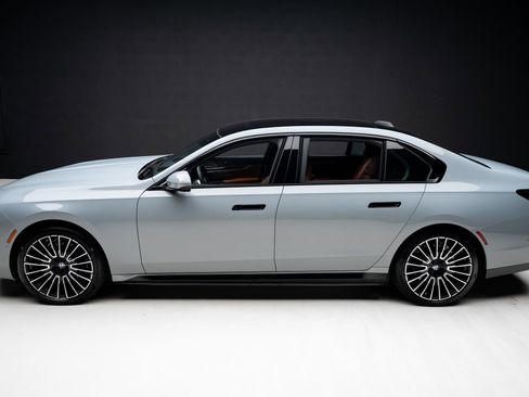 Used 2024 BMW i7 xDrive60 w/ M Sport Package RWD image 16