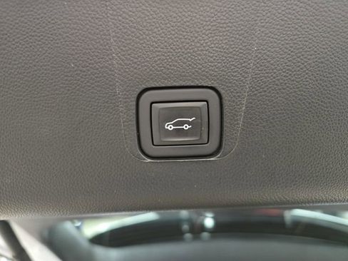 Used 2023 Chevrolet Traverse LT w/ Rear Camera Mirror Package image 14