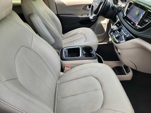 Used 2021 Chrysler Pacifica Touring-L FWD image 13