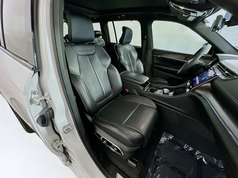 Used 2023 Jeep Grand Cherokee Overland w/ Luxury Tech Group IV RWD image 27