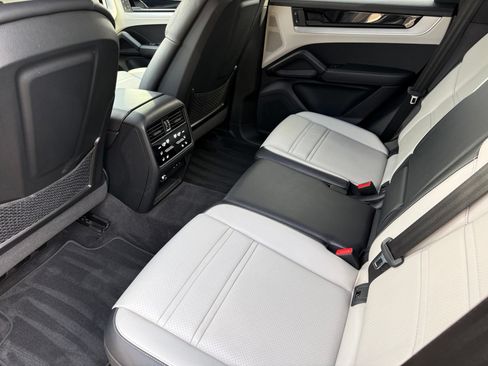 Certified 2024 Porsche Cayenne S AWD/4WD image 31