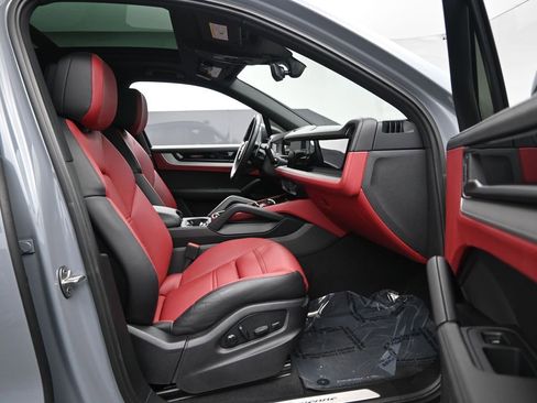Used 2024 Porsche Cayenne image 30