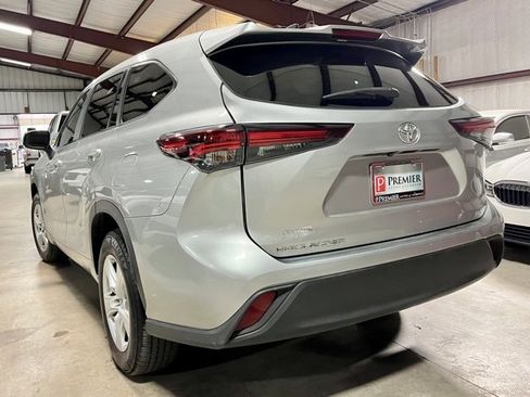 Used 2024 Toyota Highlander LE image 5