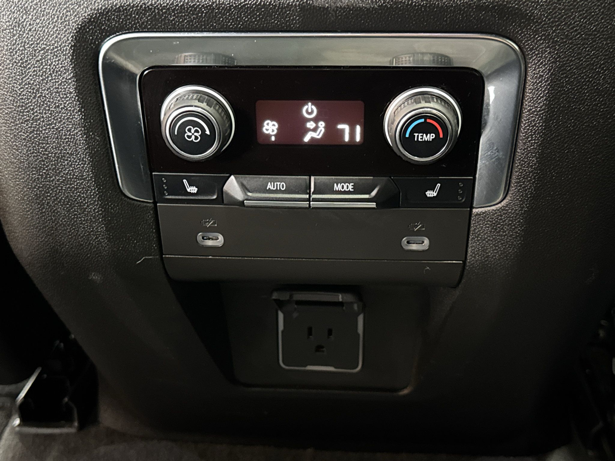 Used 2023 Chevrolet Suburban Z71 w/ Luxury Package AWD/4WD image 13