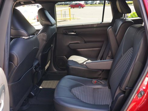 Used 2021 Toyota Highlander XSE AWD/4WD image 14
