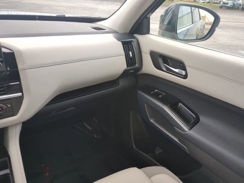 Certified 2025 Nissan Pathfinder SL FWD image 17