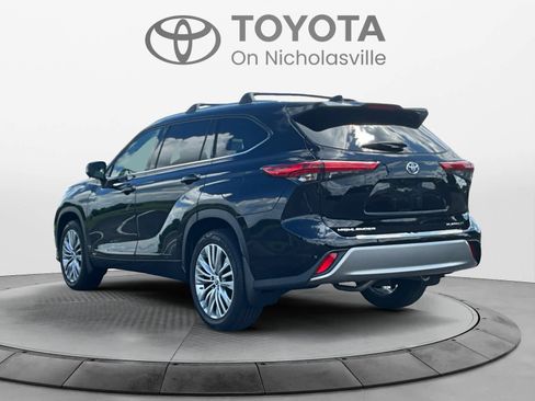 Used 2022 Toyota Highlander Platinum AWD/4WD image 3