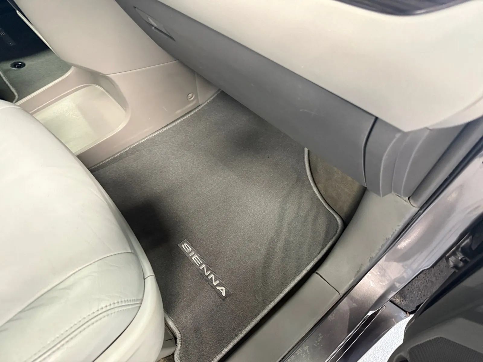 Used 2019 Toyota Sienna XLE FWD image 30