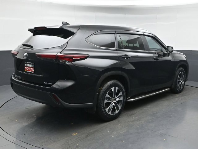Used 2025 Toyota Highlander XLE AWD/4WD image 6